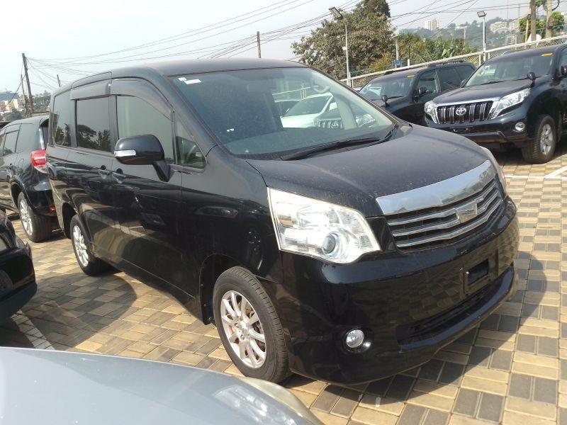2010 Toyota NOAH photo