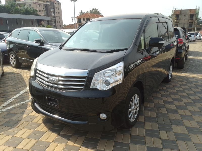 2010 Toyota NOAH photo