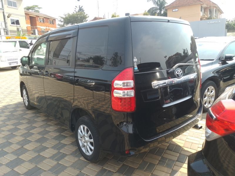 2010 Toyota NOAH photo