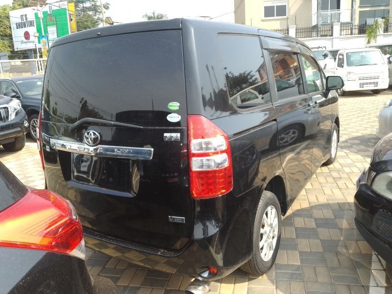 2010 Toyota NOAH photo