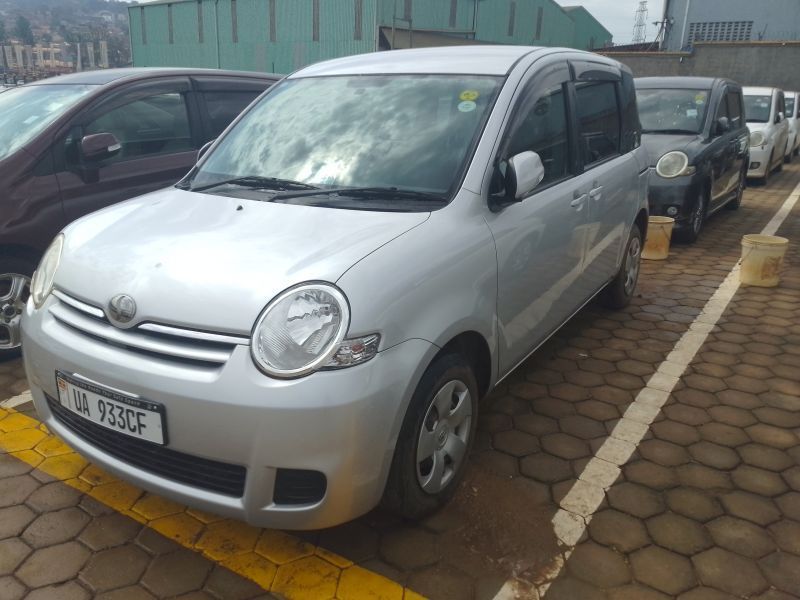 2010 Toyota Sienta photo