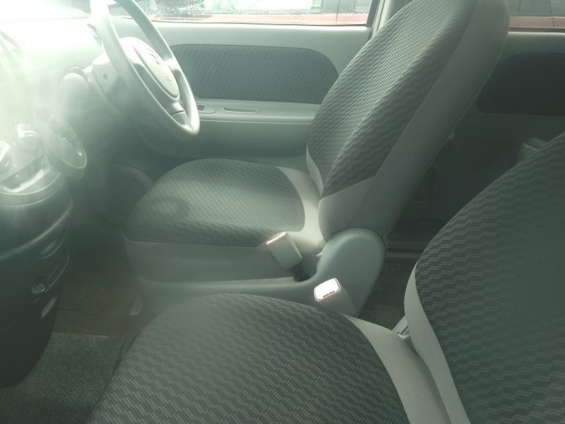 2010 Toyota Sienta photo