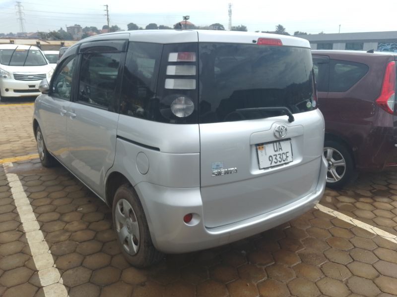 2010 Toyota Sienta photo