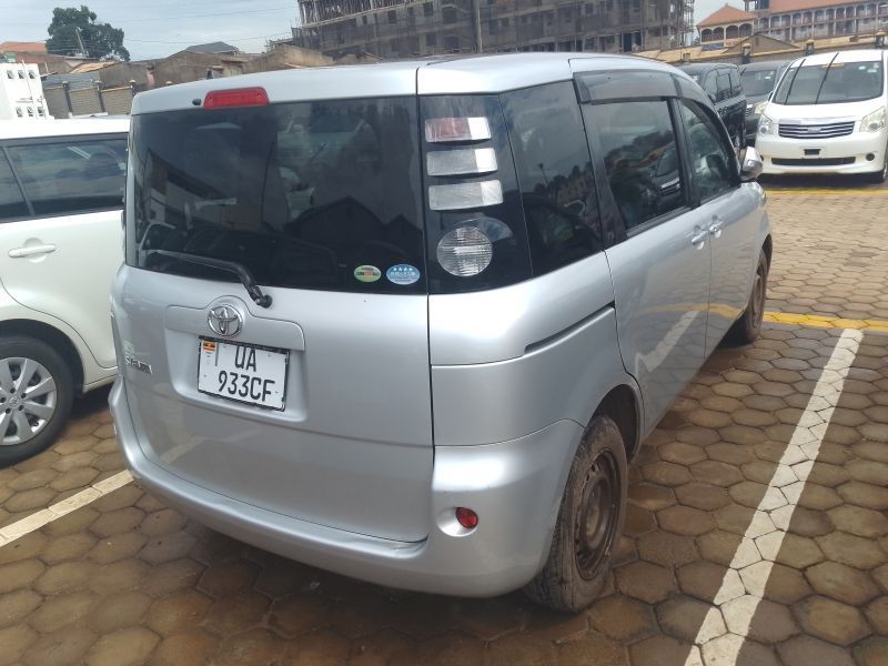 2010 Toyota Sienta photo