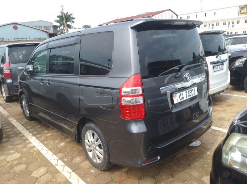 2012 Toyota Noah pictures