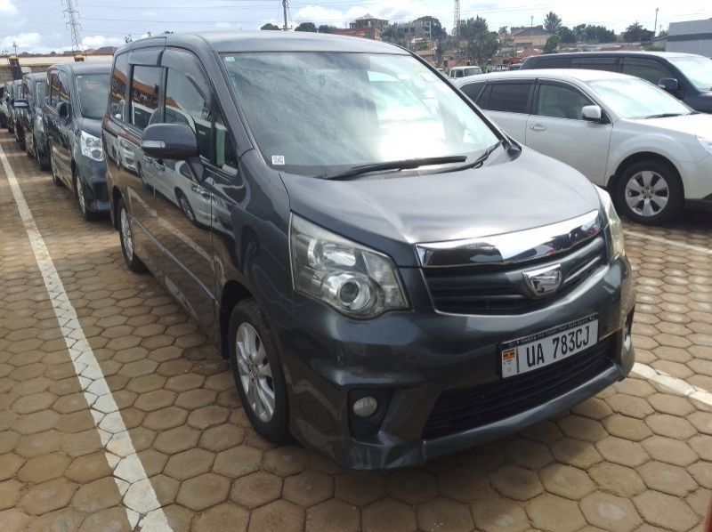 2012 Toyota Noah pictures