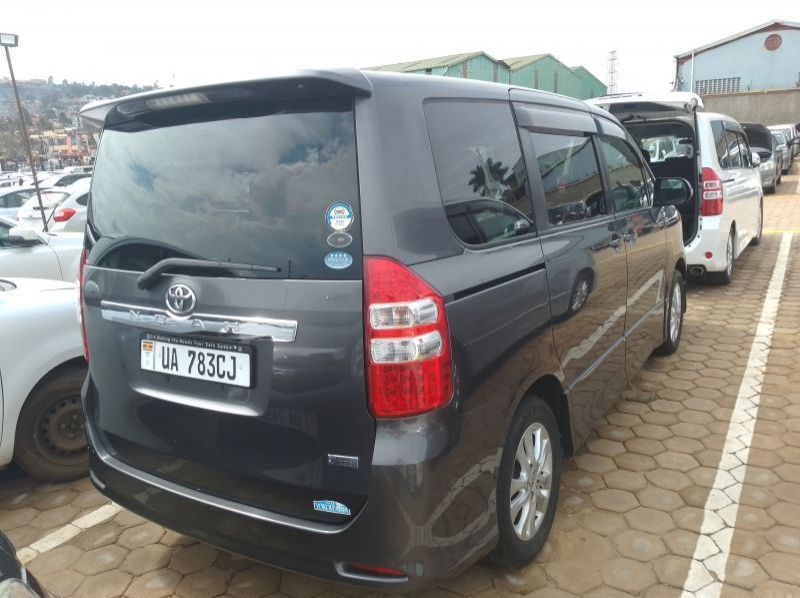 2012 Toyota Noah pictures