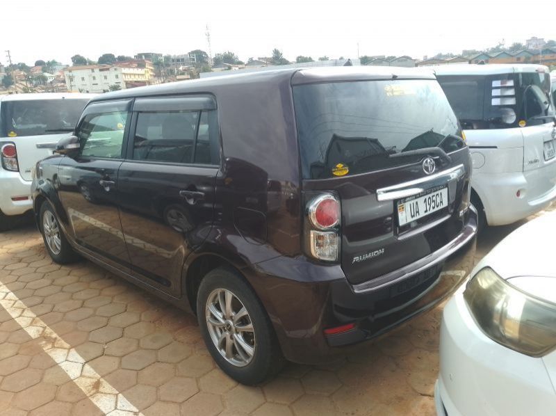 2010 Toyota Rumion pictures