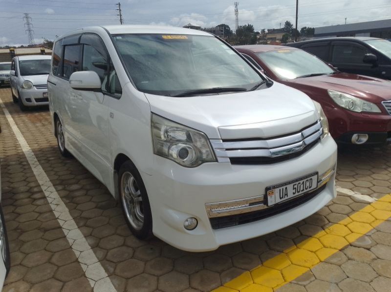 2012 Toyota Noah pictures