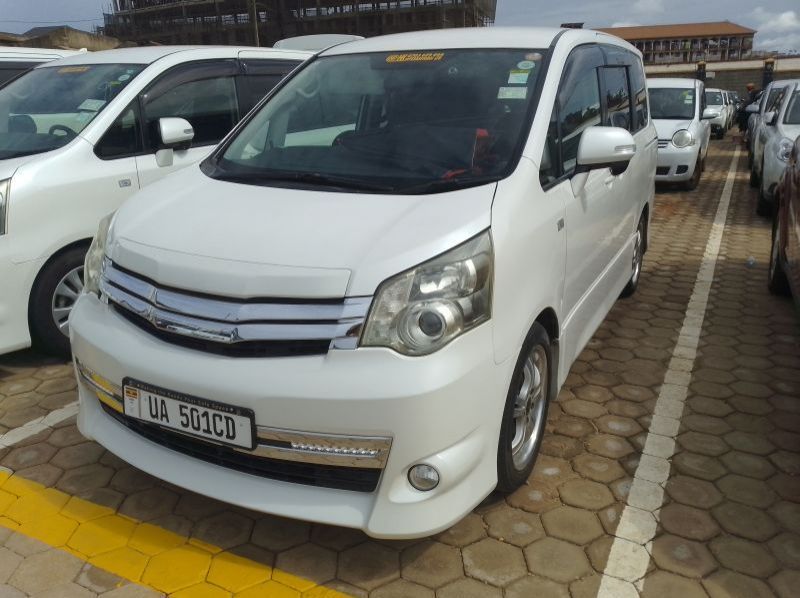 2012 Toyota Noah pictures
