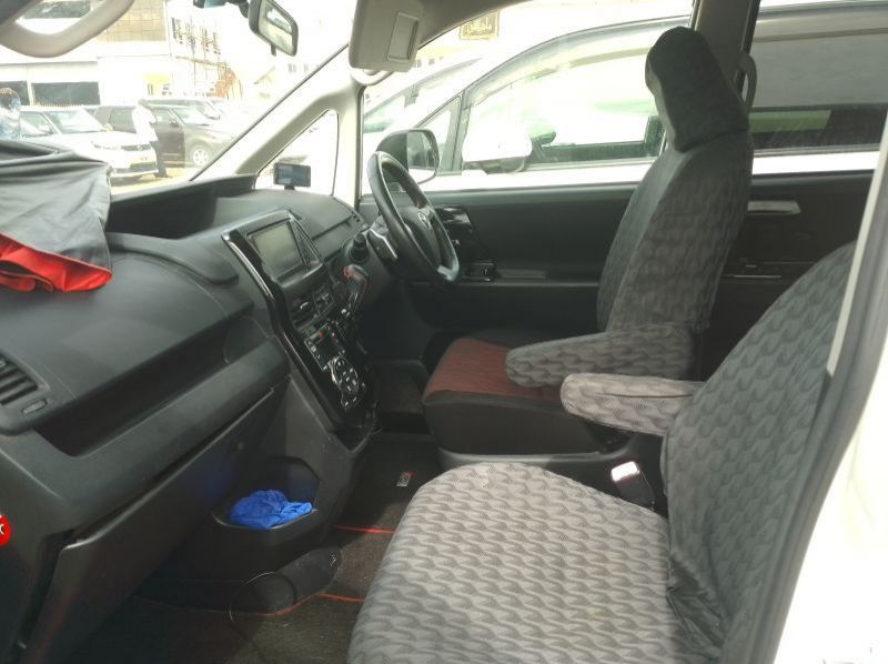 2012 Toyota Noah pictures