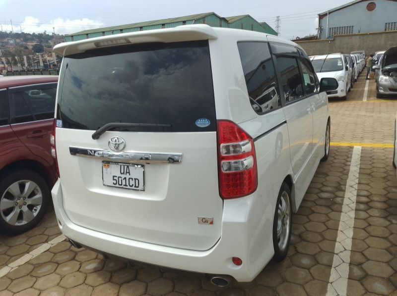 2012 Toyota Noah pictures