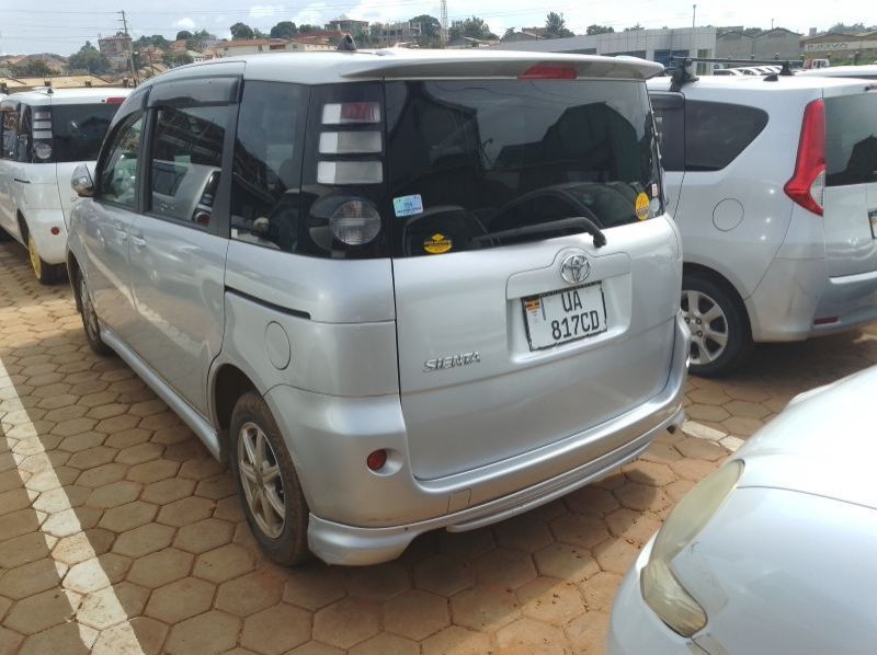 2012 Toyota Sienta pictures