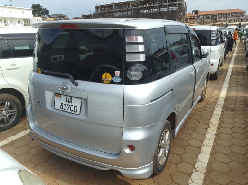 2012 Toyota Sienta pictures