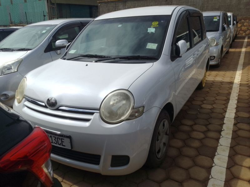 2012 Toyota Sienta pictures