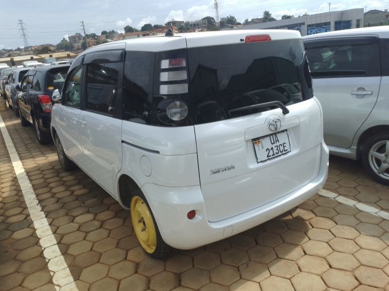 2012 Toyota Sienta pictures