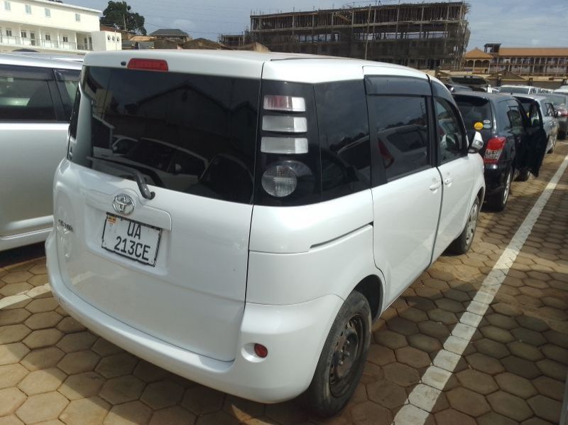 2012 Toyota Sienta pictures