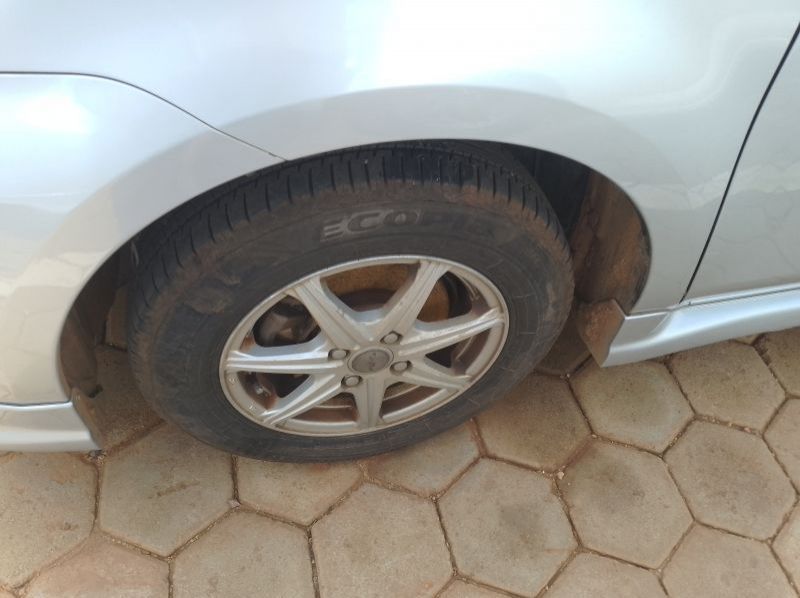 2012 Toyota Sienta pictures