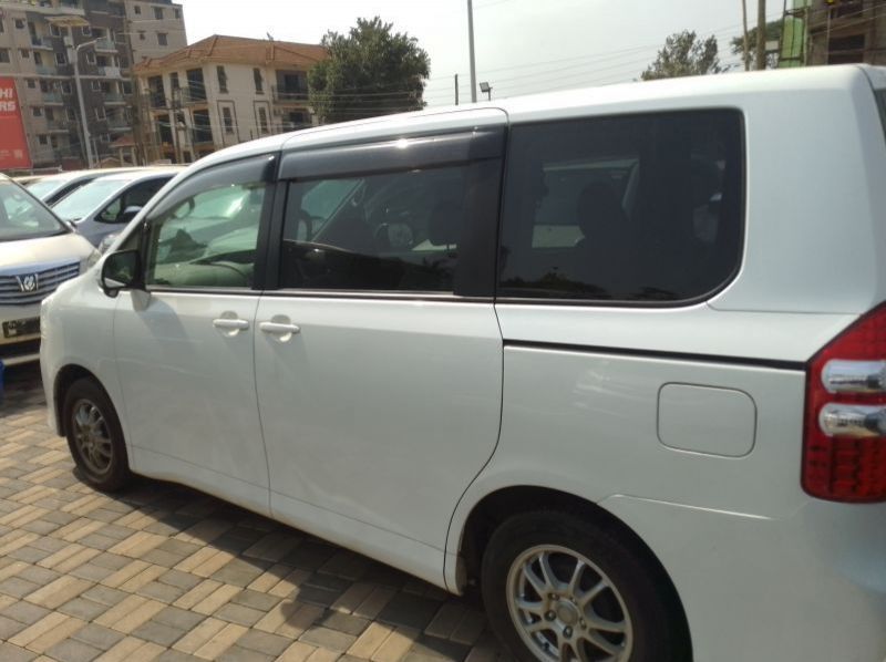 2012 Toyota Noah pictures