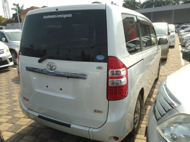 2012 Toyota Noah pictures