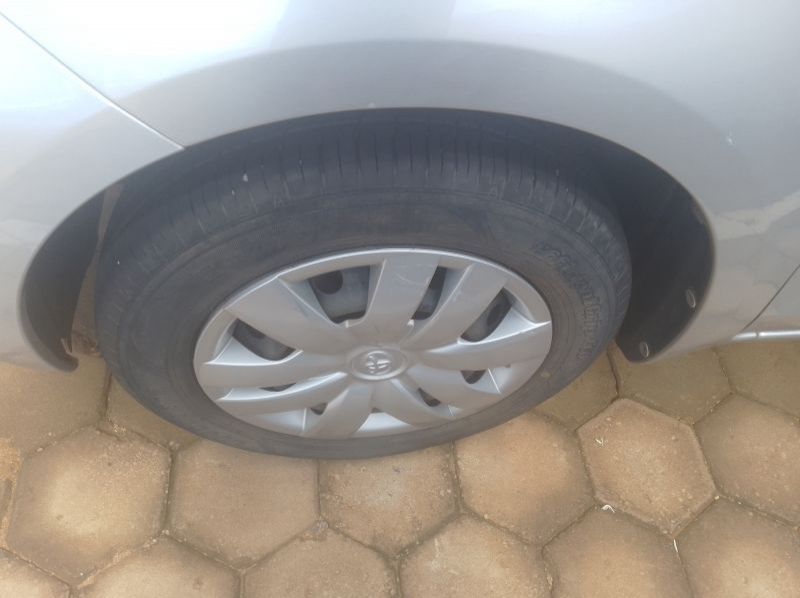 2010 Toyota Vitz pictures