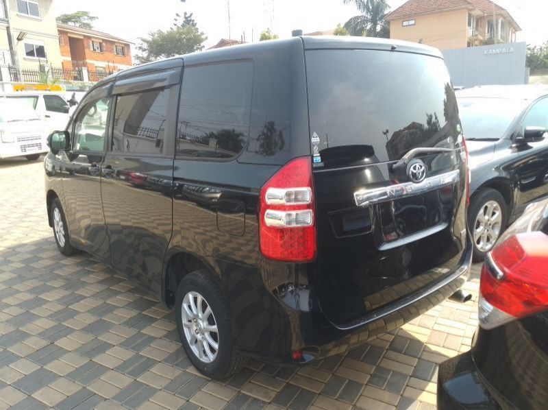 2010 Toyota NOAH pictures