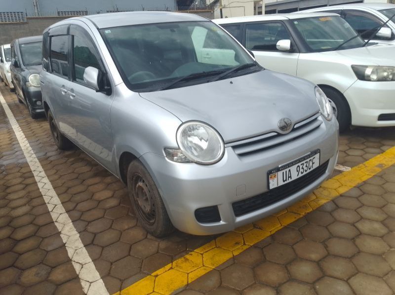 2010 Toyota Sienta pictures