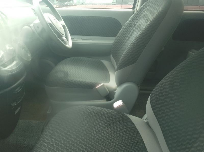 2010 Toyota Sienta pictures