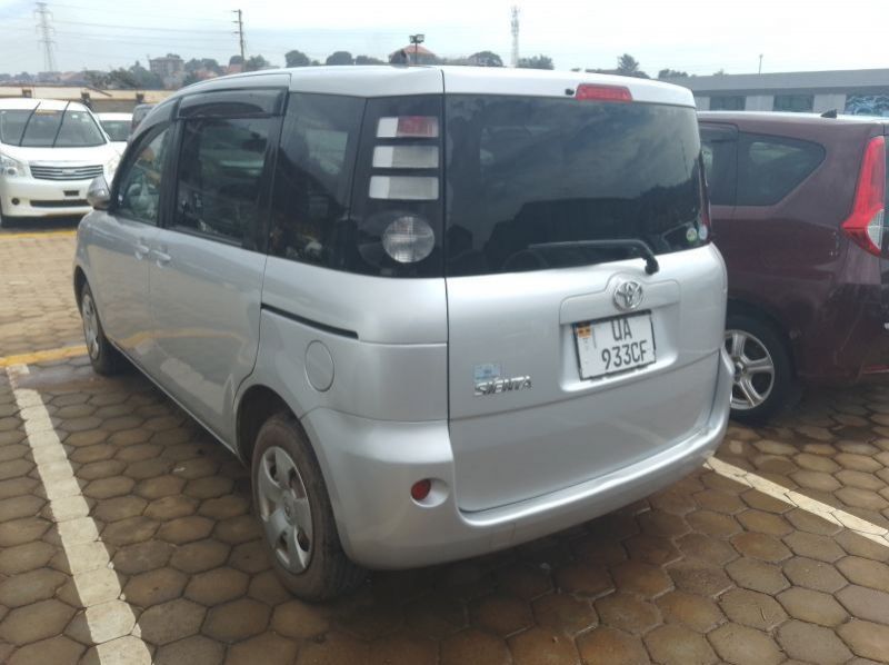 2010 Toyota Sienta pictures