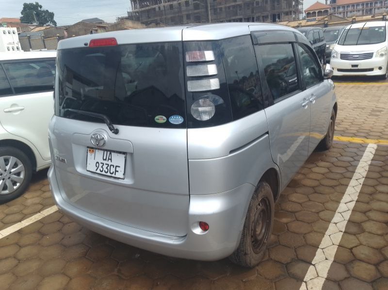 2010 Toyota Sienta pictures