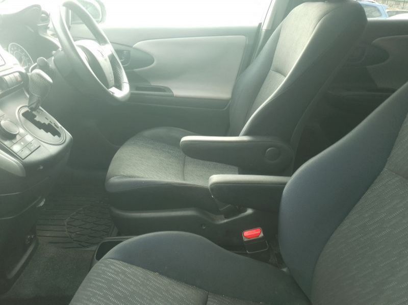 2010 Toyota Wish pictures