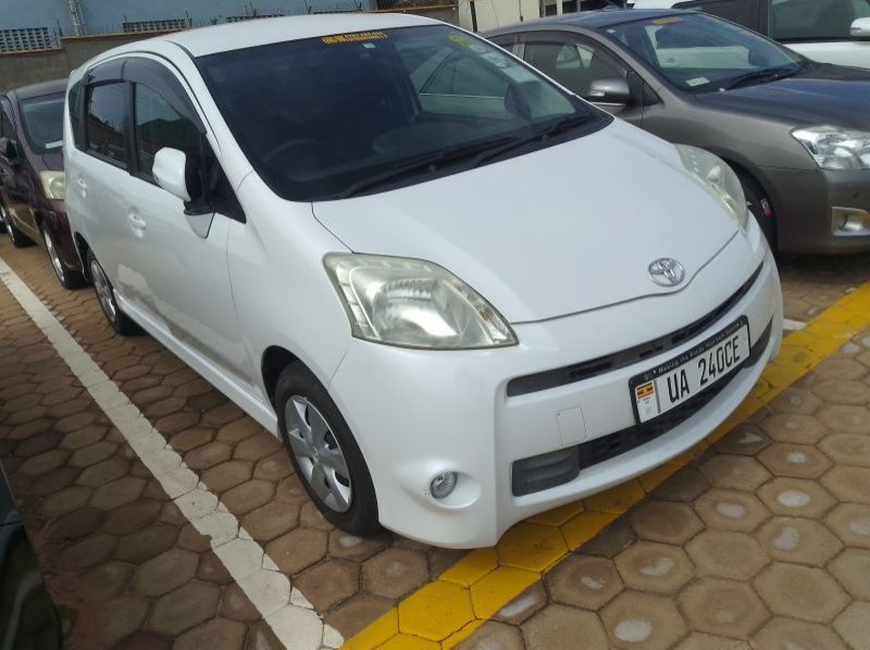 2013 Toyota Passo Sette pictures