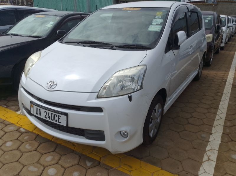 2013 Toyota Passo Sette pictures