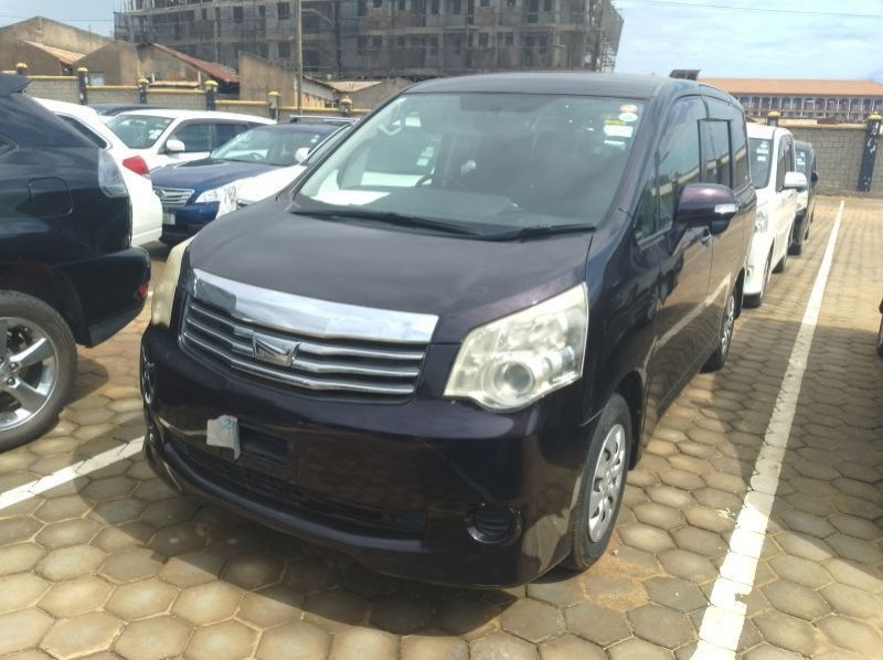 2012 Toyota Noah pictures