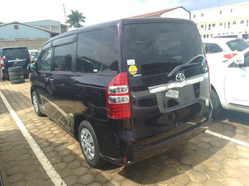 2012 Toyota Noah pictures