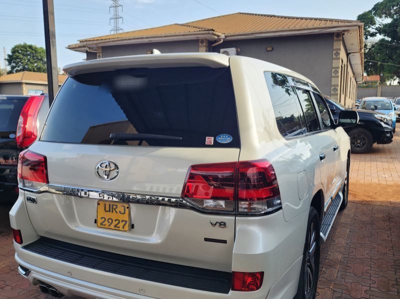 2019 Toyota Land Cruiser pictures