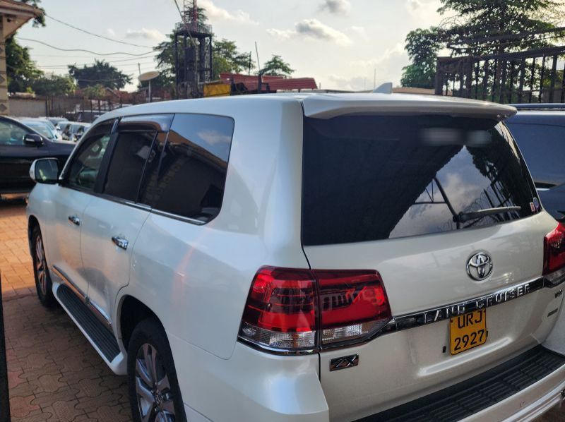 2019 Toyota Land Cruiser pictures