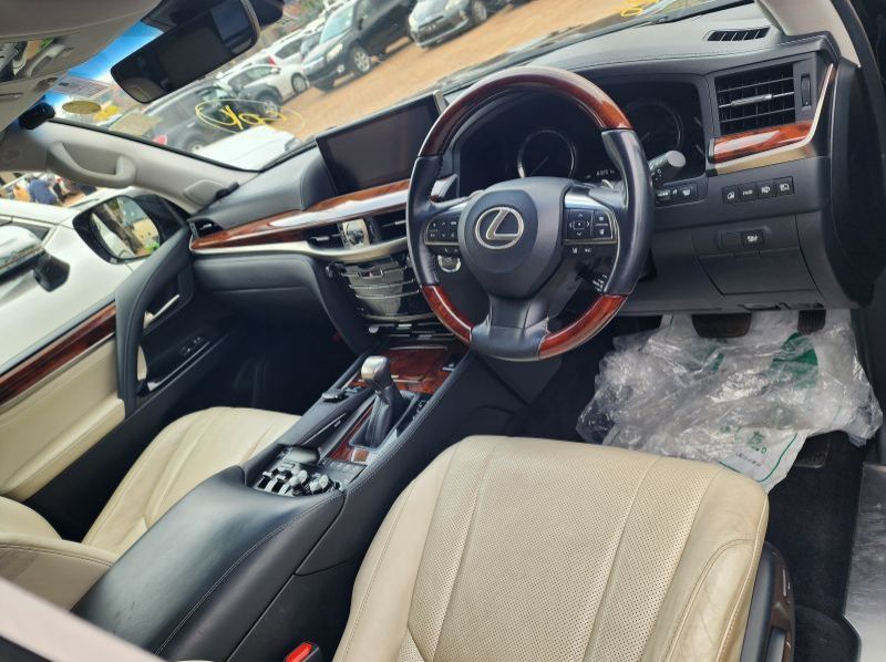 2016 Lexus LX pictures