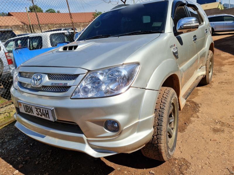 2010 Toyota Fortuner pictures