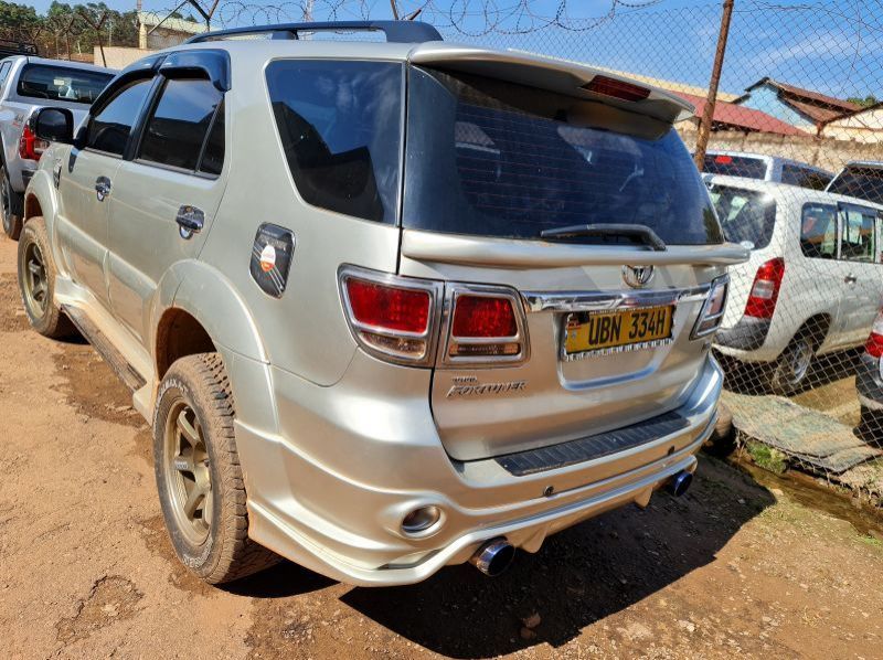 2010 Toyota Fortuner pictures