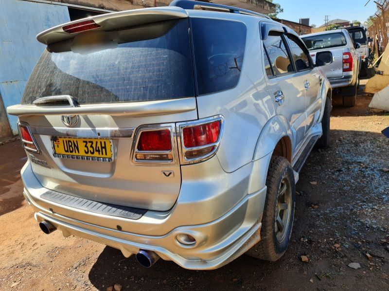 2010 Toyota Fortuner pictures