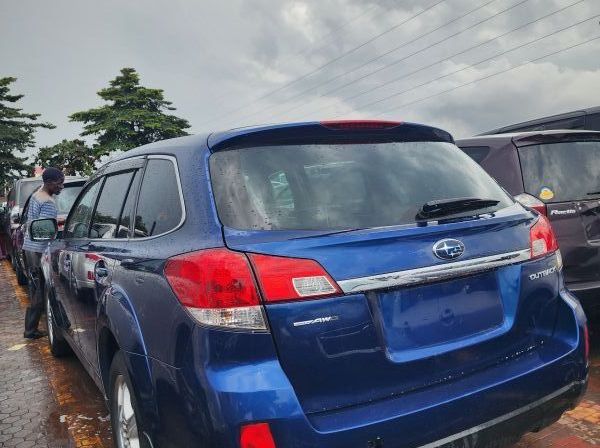 2011 Subaru OUTBACK pictures