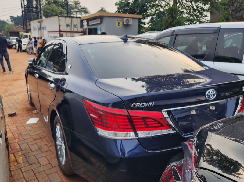 2016 Toyota Crown pictures