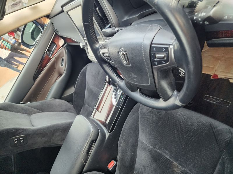 2016 Toyota Crown pictures