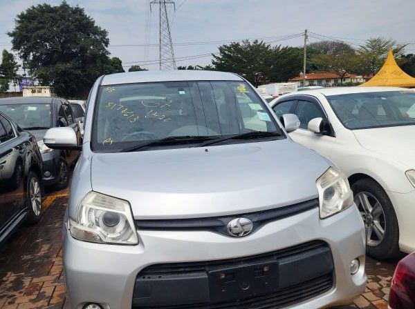 2012 Toyota sienta pictures