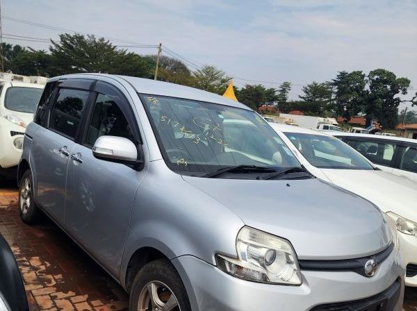 2012 Toyota sienta pictures