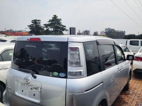 2012 Toyota sienta pictures