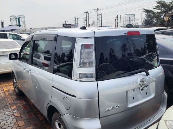 2012 Toyota sienta pictures