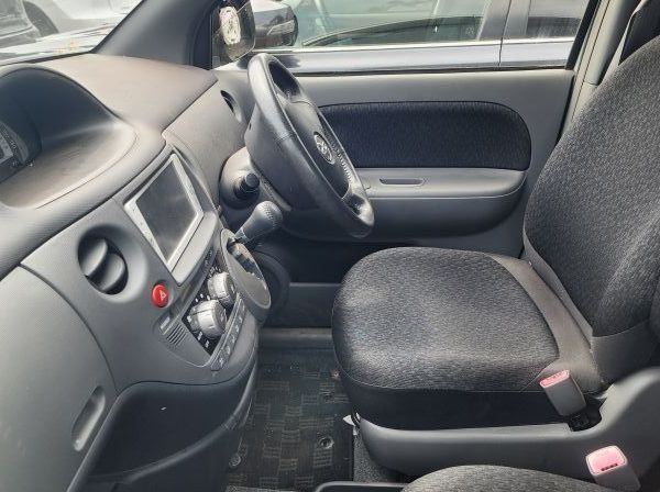 2012 Toyota sienta pictures