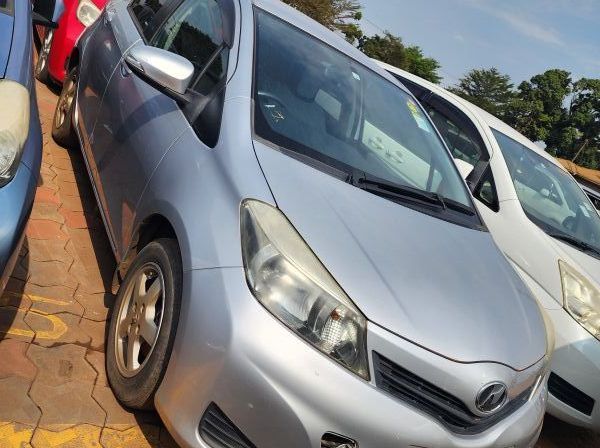 2012 Toyota Vitz pictures